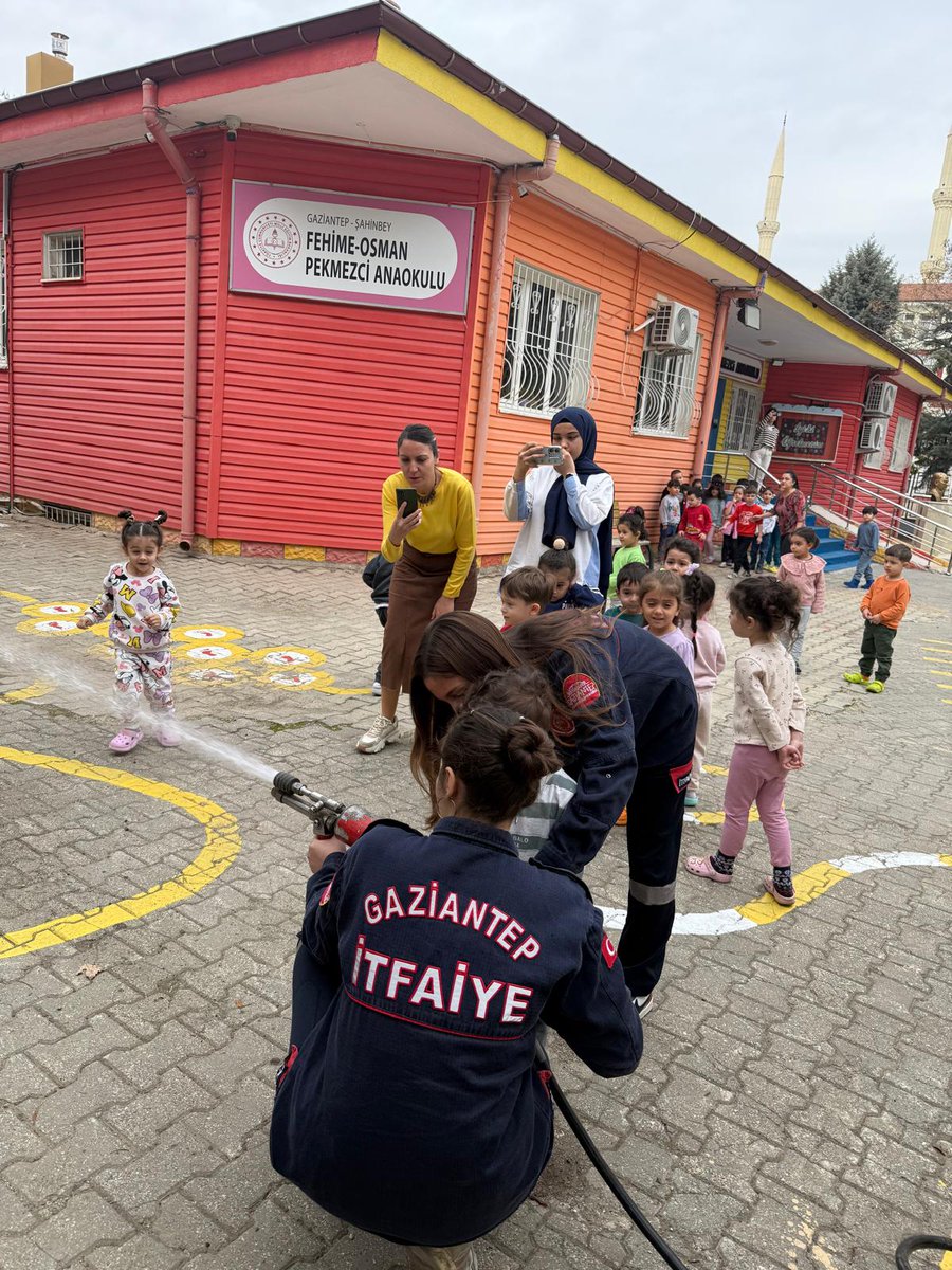gbbitfaiye's tweet photo. Ekiplerimiz tarafından Fehime Osman Pekmezci Anaokulu öğrencilerine 'Yangında ilk müdahale' eğitimi verildi. Eğitimin ardından öğrencilere itfaiyecilik mesleği tanıtıldı.

@FatmaSahin @GaziantepBeld @sezercihan20 https://t.co/xN5oAaJBuU