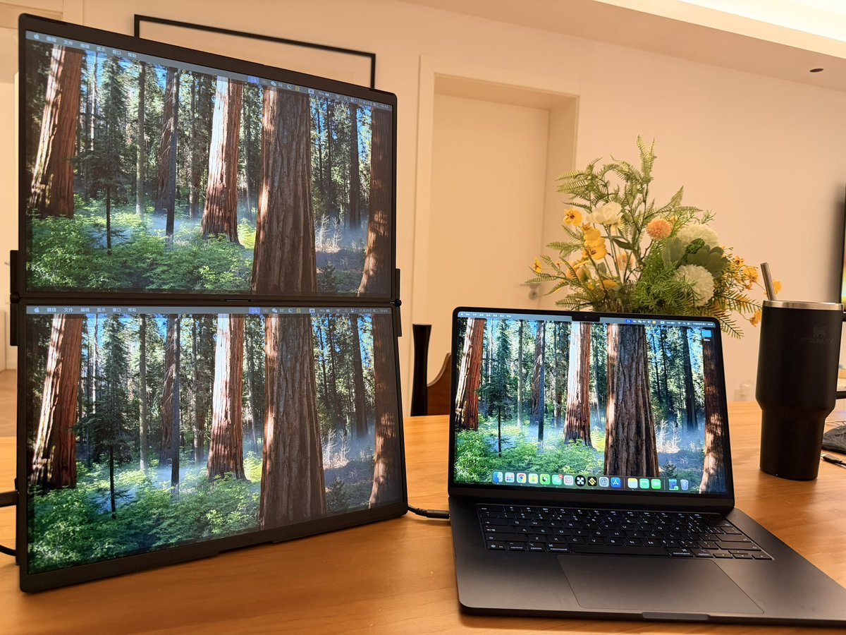 Michael_Liu93's tweet image. 做个好物推荐，前几天被朋友种草了这个叫JSAUX Flipgo的外扩显示屏，非常轻薄，折起来跟个笔记本电脑差不多重，连上电脑就直接变三个屏幕的工作台，而且特别适合mac，一根线解决分屏+充电。这种能把工作台打包带走的产品太适合出差多或者旅居的crypto从业者了。