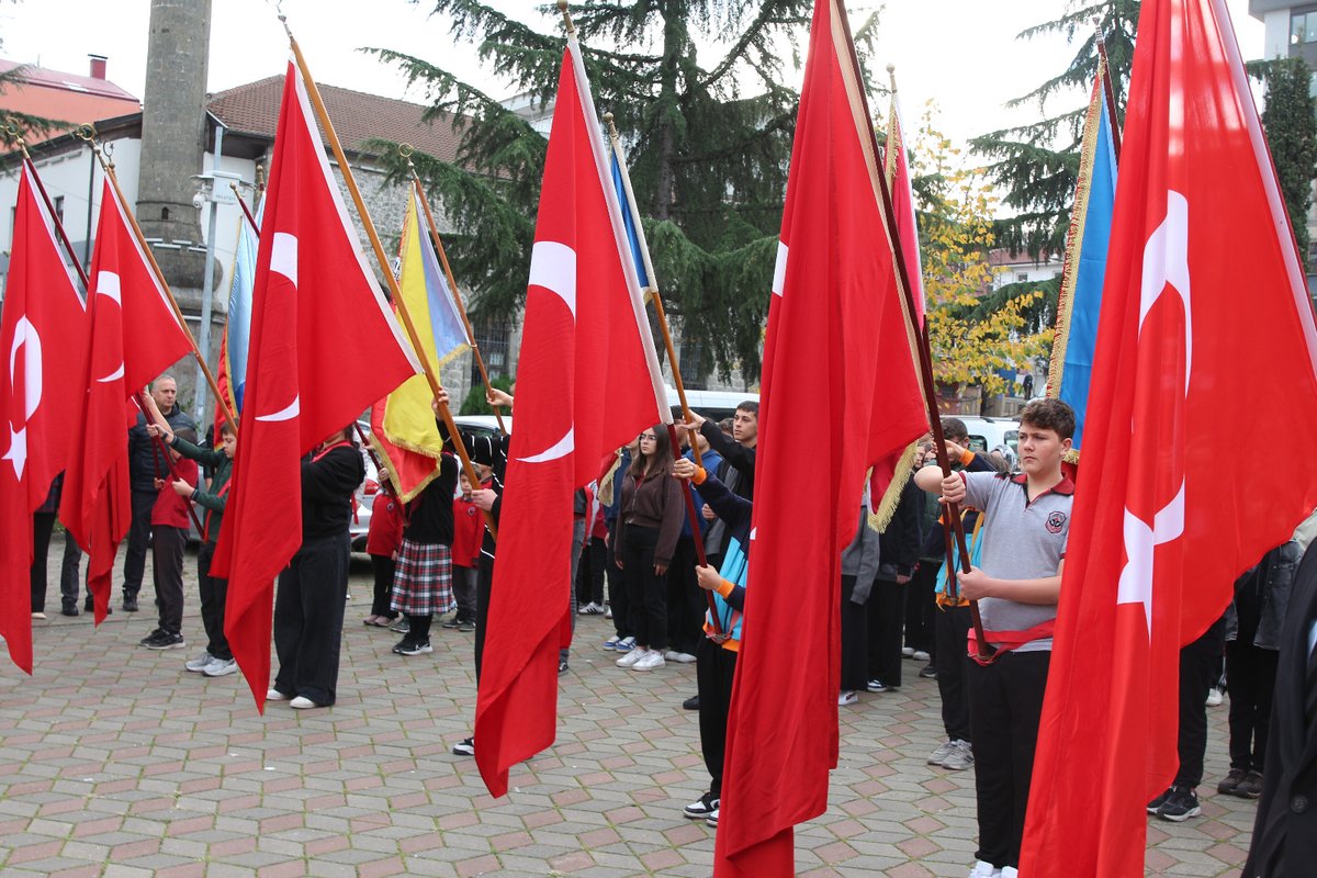 24 Kasım Öğretmenler Günü programımız; Başöğretmenimiz Gazi Mustafa Kemal Atatürk’e olan minnetimizin bir ifadesi olarak İlçe Milli Eğitim Müdürlüğü çelenginin Atatürk Anıtı’na sunulmasıyla başladı. #24kasımöğretmenlergünü <a href="/tcmeb/">Millî Eğitim Bakanlığı</a> @trabzonmem