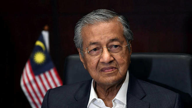 RTEUrdu's tweet image. 🔴  ملائیشیا کے سابق وزیراعظم مہاتیر محمد:

&quot;حرم شریف تمام مسلم امہ کی ملکیت ہے۔ تمام اسلامی ممالک کو اس کے انتظام میں حصہ لینے کا حق حاصل ہے۔
یہ کہ یہ سعودی عرب کی سرحد میں ہے، اس کا مطلب یہ نہیں کہ حرمین کو سعودی عرب اکیلے ہی چلا سکتا ہے۔&quot;