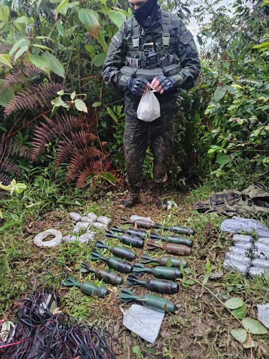 PedroSanchezCol's tweet image. 𝐅𝐑𝐔𝐒𝐓𝐑𝐀𝐌𝐎𝐒 𝐀𝐓𝐀𝐐𝐔𝐄 𝐓𝐄𝐑𝐑𝐎𝐑𝐈𝐒𝐓𝐀 𝐄𝐍 𝐉𝐀𝐌𝐔𝐍𝐃Í

Nuestros soldados de nuestro @COL_EJERCITO, en coordinación con @FuerzaAereaCol y @FiscaliaCol, ubicaron y neutralizaron un depósito ilegal de explosivos en zona rural de San Antonio, Jamundí (Valle del…