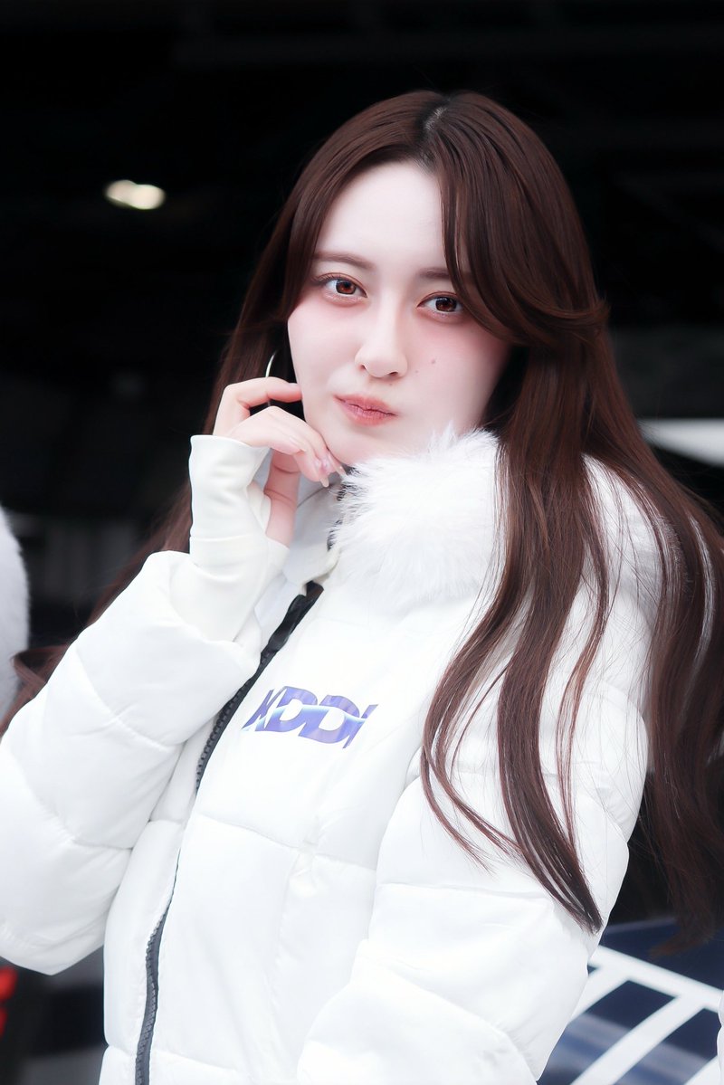 RakuEva2's tweet image. 2025 SUPER FORMULA Rd.10-12 鈴鹿サーキット

#KDDIレースアンバサダー 
鈴木南美( @suzunamiii )さん

最強かわいい🤍
#sformula #KDDI #鈴鹿サーキット #鈴木南美