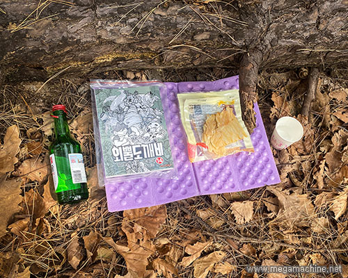 mega_toy's tweet image. 14권이 정식 출판되어 아버지께 이 사실을 고하고 왔습니다. 취미로 그리셨던 원고를 작가 공모전을 알게 되어 출품하게 되었고, 대상을 수상하시게 되어 다시 한번 아버지를 만화 작가로 반짝이게 만들어 드렸던 10년 전의 추억. 
bookk.co.kr/search?keyword…