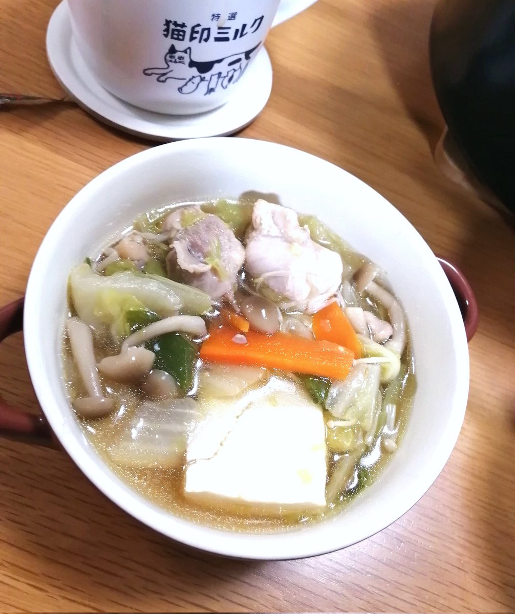 UeiBAlYoXq97892's tweet image. 執筆が立て込んでいる日の夕飯は、とにかく「簡単・早い・放置できる」が正義✨よく寄せ鍋にするんですが、最近 S&amp;amp;Bのおでんのもとで作る寄せ鍋 にハマってます😊
麺つゆよりだしがしっかり効いてて、入れるだけで味が決まるから助かる…！忙しい日の味方すぎます🥺
#Webライターと繋がりたい
#自炊