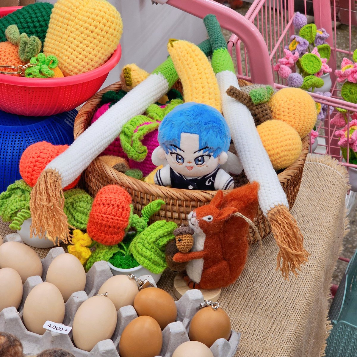 안녕하세요!
인형이 세관에 오래머무르면서 배송이 예상보다 더 늦어졌습니다.
이에대해 매우 죄송한 마음입니다.🙇‍♀️

내일오전 우체국 택배로 배송할 예정이며
문의사항은 윗치폼으로 메세지주세요!