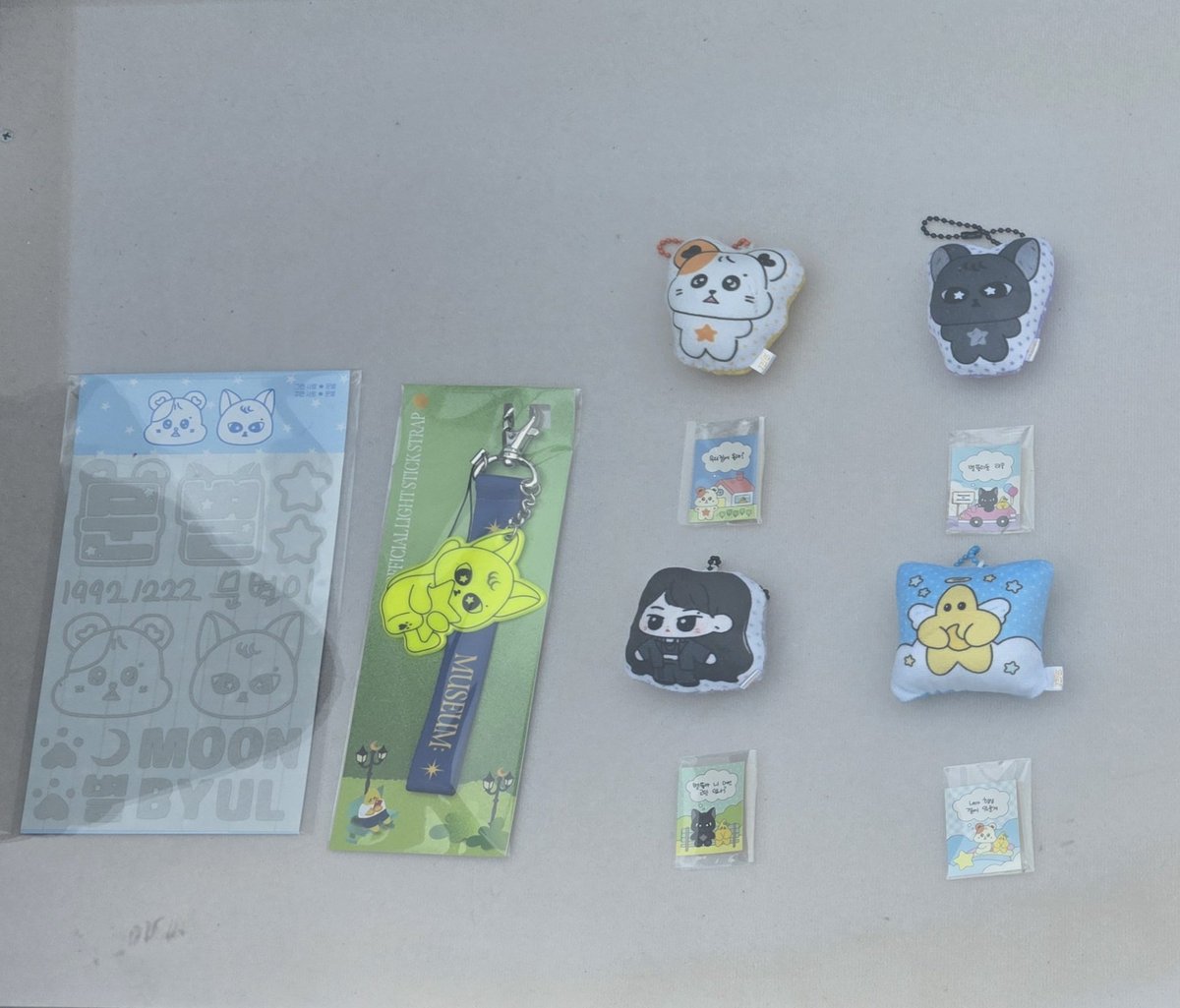 Moonbyul Seoul concert MD already on hand! 😊

For those who ordered, pls check DMs to arrange for shipping. We also have a few extras of trading cards and the keyrings. Send DM if interested. ☺️

#Mamamoo
#Moonbyul