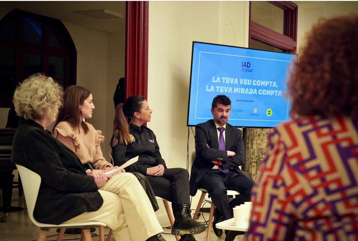 🟣 La importància d’evitar la revictimització de les dones que pateixen violència masclista ha centrat l’acte organitzat per l’<a href="/InstitutDones/">Institut Andorrà de les Dones (IAD)</a> a Encamp amb motiu del 25-N. La taula rodona ha comptat amb l’assistència de la delegada <a href="/annavivestarres/">Anna Vives</a>.