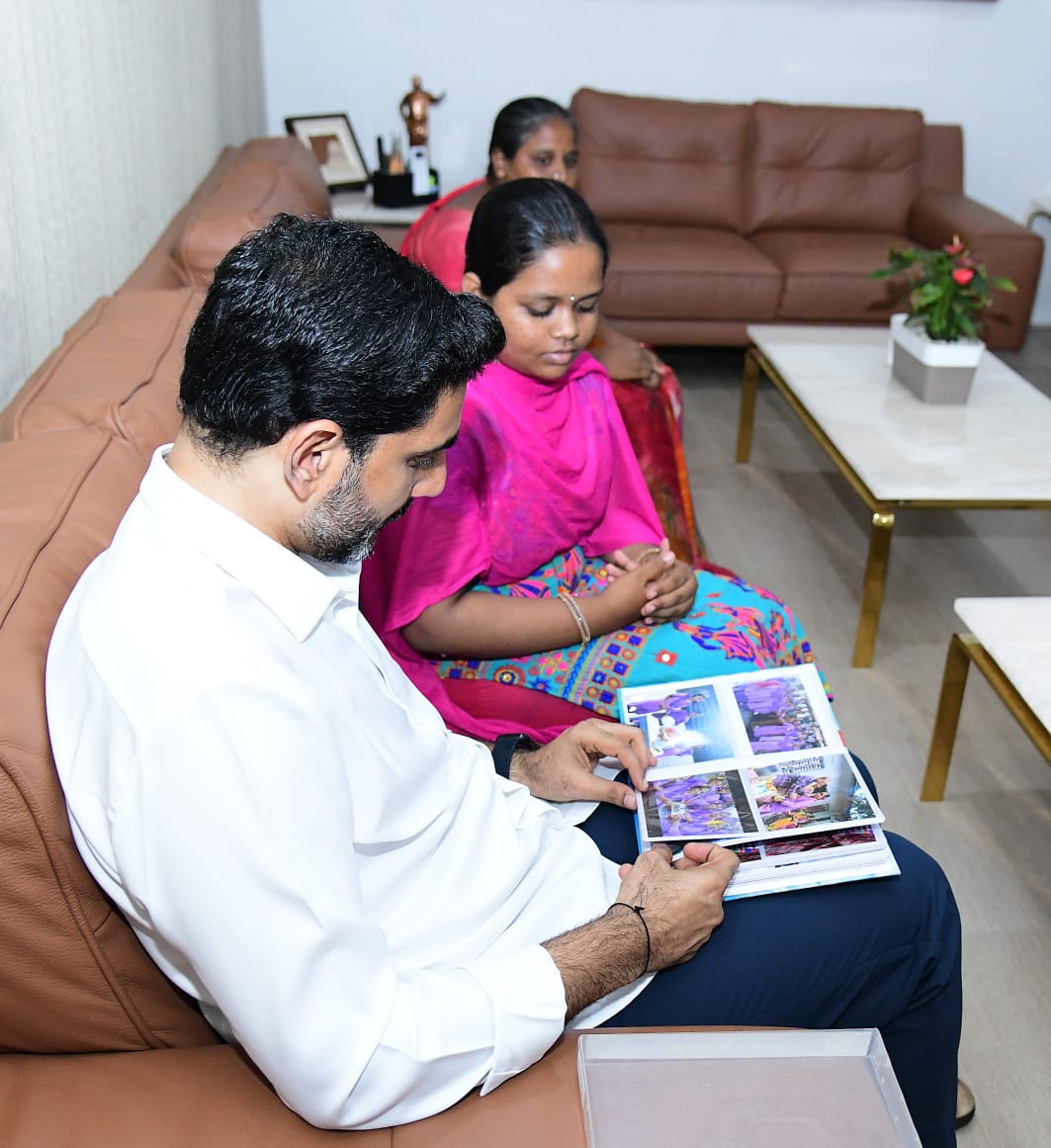 JaiTDP's tweet image. #MockAssemblyInAP 
రాజ్యాంగ దినోత్సవం సందర్భంగా నిర్వహిస్తున్న స్టూడెంట్ మాక్ అసెంబ్లీకి ఎంపికైన మంగళగిరి విద్యార్థిని కూర్మాల శ్రీ కనకపుట్లమ్మను విద్య, ఐటీ శాఖల మంత్రి నారా లోకేష్ ప్రత్యేకంగా అభినందించారు.  మంగళగిరి బీఆర్ నగర్ లోని మున్సిపల్ హైస్కూల్ లో 8వ తరగతి చదువుతున్న శ్రీ…