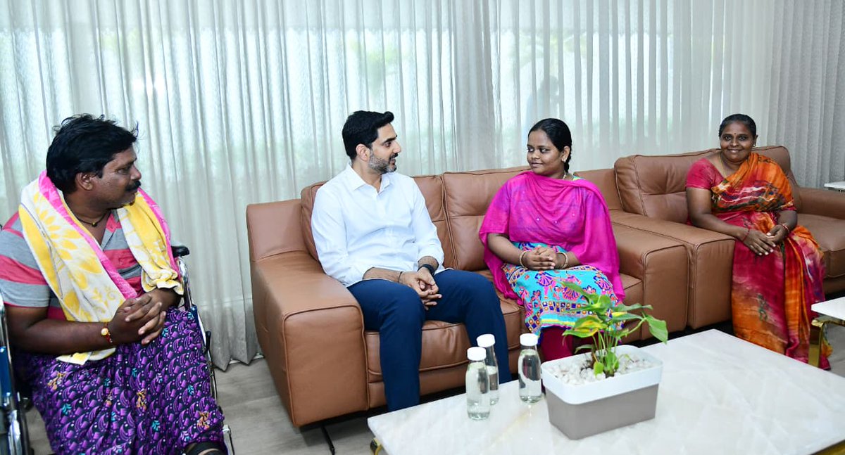 JaiTDP's tweet image. #MockAssemblyInAP 
రాజ్యాంగ దినోత్సవం సందర్భంగా నిర్వహిస్తున్న స్టూడెంట్ మాక్ అసెంబ్లీకి ఎంపికైన మంగళగిరి విద్యార్థిని కూర్మాల శ్రీ కనకపుట్లమ్మను విద్య, ఐటీ శాఖల మంత్రి నారా లోకేష్ ప్రత్యేకంగా అభినందించారు.  మంగళగిరి బీఆర్ నగర్ లోని మున్సిపల్ హైస్కూల్ లో 8వ తరగతి చదువుతున్న శ్రీ…