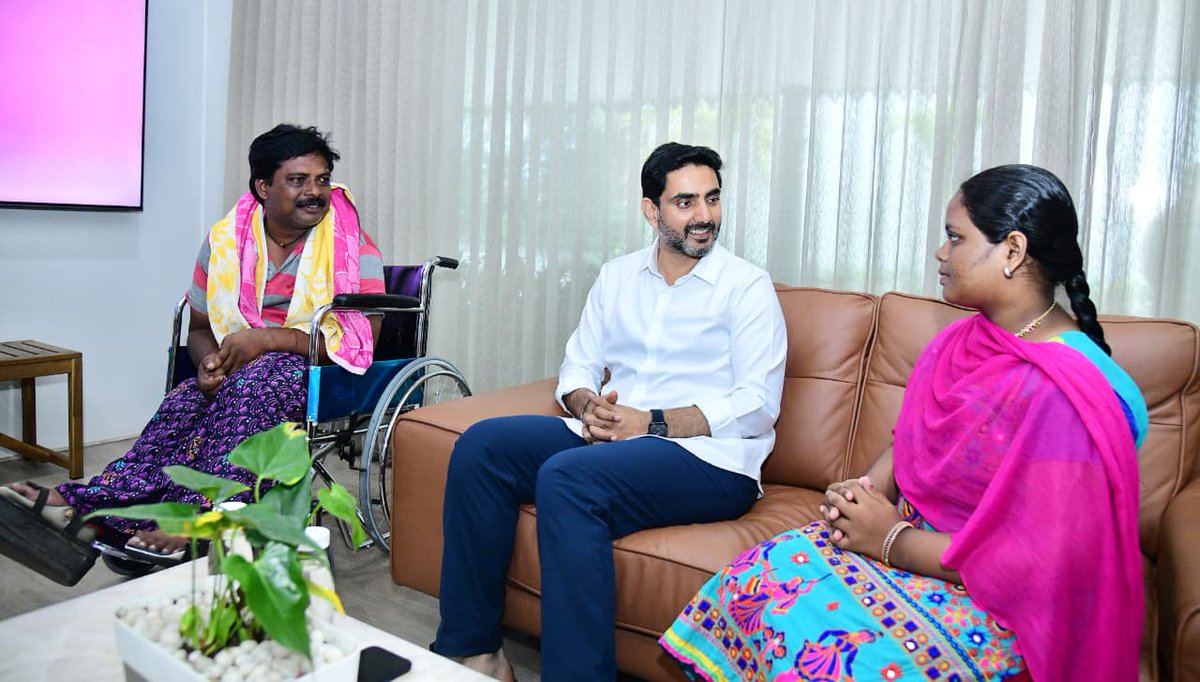 JaiTDP's tweet image. #MockAssemblyInAP 
రాజ్యాంగ దినోత్సవం సందర్భంగా నిర్వహిస్తున్న స్టూడెంట్ మాక్ అసెంబ్లీకి ఎంపికైన మంగళగిరి విద్యార్థిని కూర్మాల శ్రీ కనకపుట్లమ్మను విద్య, ఐటీ శాఖల మంత్రి నారా లోకేష్ ప్రత్యేకంగా అభినందించారు.  మంగళగిరి బీఆర్ నగర్ లోని మున్సిపల్ హైస్కూల్ లో 8వ తరగతి చదువుతున్న శ్రీ…