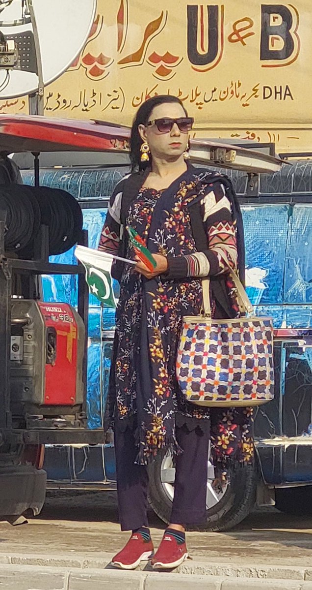 ShabbirDar5's tweet image. عمران خان سے عقیدت رکھنے والا خواجہ سرا &quot;لال پری&quot; بھی اڈیالہ جیل پہنچ گیا۔