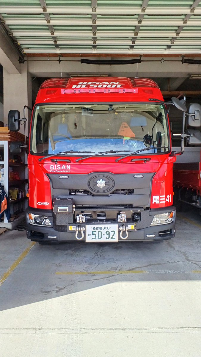 srg_95's tweet image. フロントグリル、バンパー、車体下部は防錆塗装がされております。
またデザインもカッコよく、大きくローマ字が記載されてます！BSR-Dは「BISAN SUPER RED DRAGON」の頭文字を取って略したものとなります。リアも迫力さ増し増しで、クレーン部にRESCUEと書かれてました！
