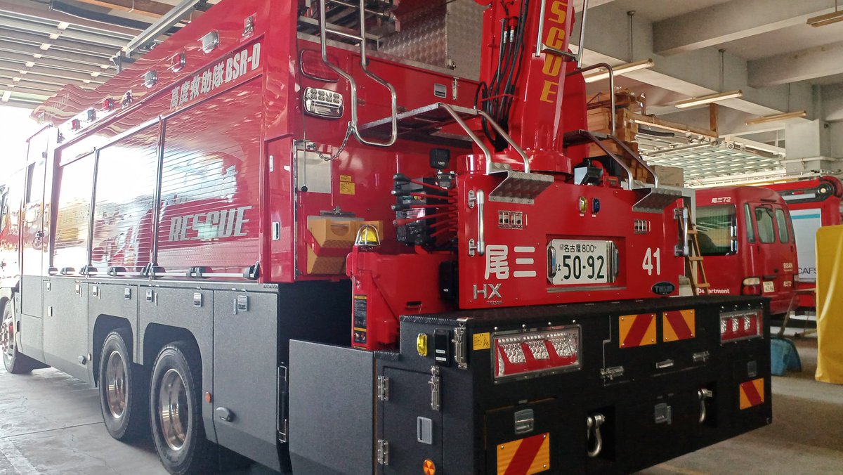 srg_95's tweet image. フロントグリル、バンパー、車体下部は防錆塗装がされております。
またデザインもカッコよく、大きくローマ字が記載されてます！BSR-Dは「BISAN SUPER RED DRAGON」の頭文字を取って略したものとなります。リアも迫力さ増し増しで、クレーン部にRESCUEと書かれてました！