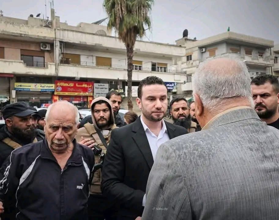 السيد نور الدين البابا امام احدى المظاهرات في حمص يستمع لمطالب المتظاهرين
هادا يللي كان بدنا اياه … لما كنتو تقولو عننا خونة و عملاء
هادا يللي كان بدنا اياه … لما كنتو تقولو بدكين حريي
هادا يللي كنا بدنا اياه.. لما كنتو تقولو الأسد او نحرق البلد