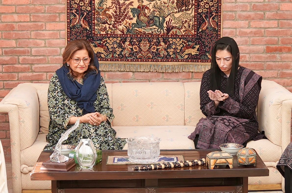 MediaCellPPP's tweet photo. خاتون اول بی بی آصفہ بھٹو زرداری کی سابق وفاقی وزیر آفتاب شعبان میرانی کے انتقال پر ان کی صاحبزادی ایم پی اے سیما خرم سے تعزیت
@AseefaBZ https://t.co/clpN1uEgxq