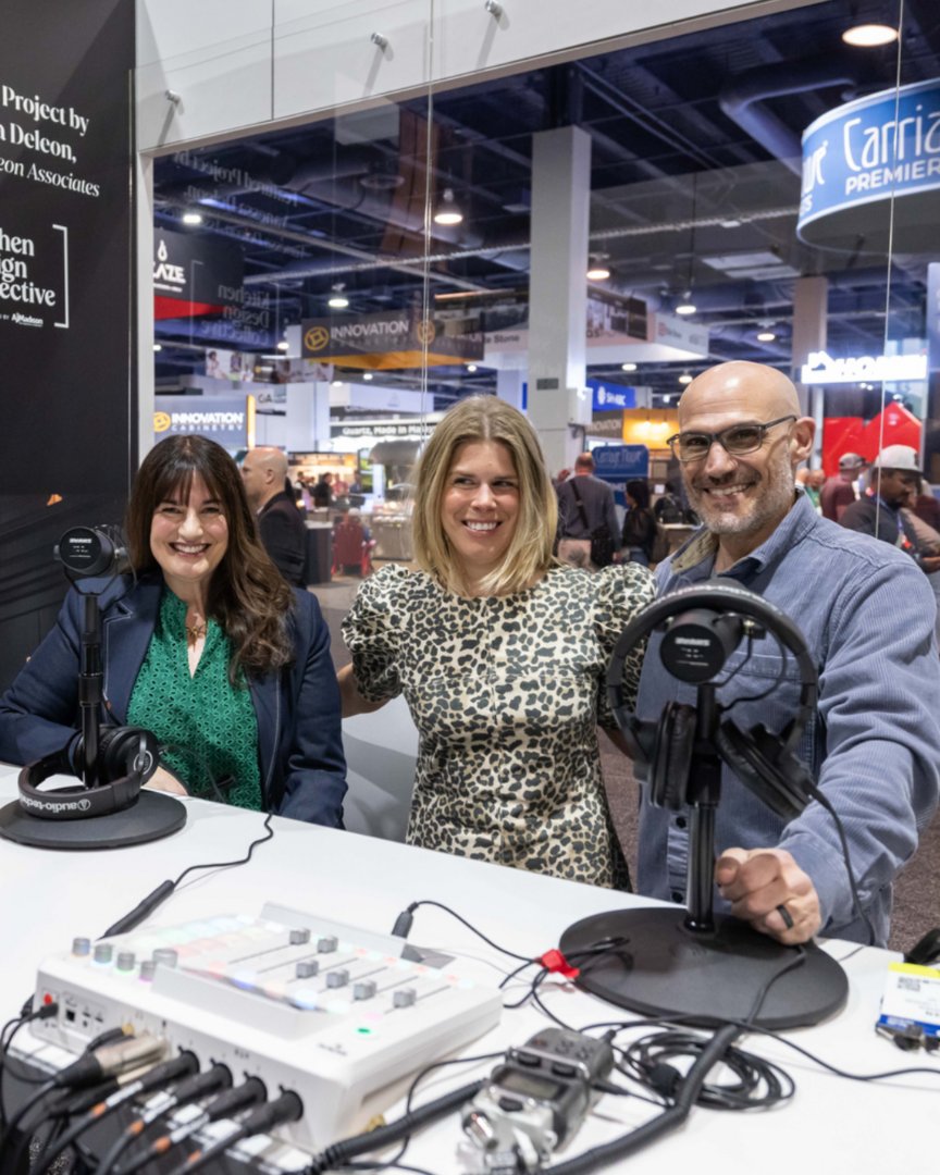 KBIS's tweet image. All eyes on West Hall. 👀

This is where innovation takes center stage. From the Luxury Lounge to the Podcast Studio, West Hall is where creativity, collaboration, and inspiration meet.

🔗 See what’s waiting for you: kbis.com/show/west-hall

📸 Emerald/KBIS

#KBIS2026