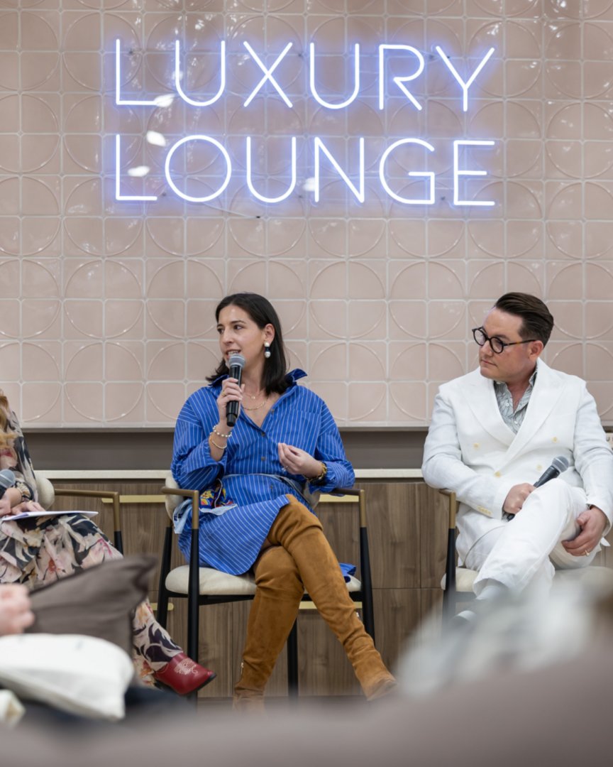 KBIS's tweet image. All eyes on West Hall. 👀

This is where innovation takes center stage. From the Luxury Lounge to the Podcast Studio, West Hall is where creativity, collaboration, and inspiration meet.

🔗 See what’s waiting for you: kbis.com/show/west-hall

📸 Emerald/KBIS

#KBIS2026