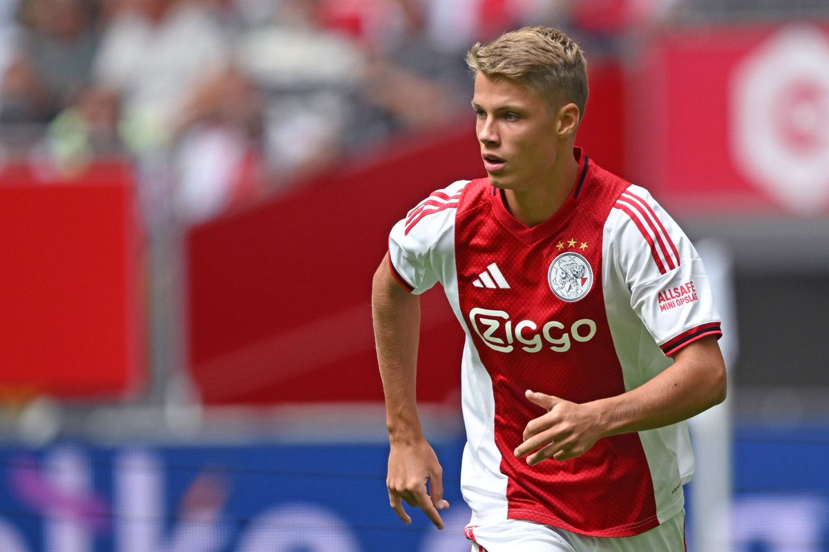 AjaxNewsZone's tweet image. Ze zijn verre van perfect, maar geef de talenten de kans om te rijpen en misschien wel te verrassen! Want Ajax en eigen jeugd moet weer een goed huwelijk worden 🙏🏼

#Ajax