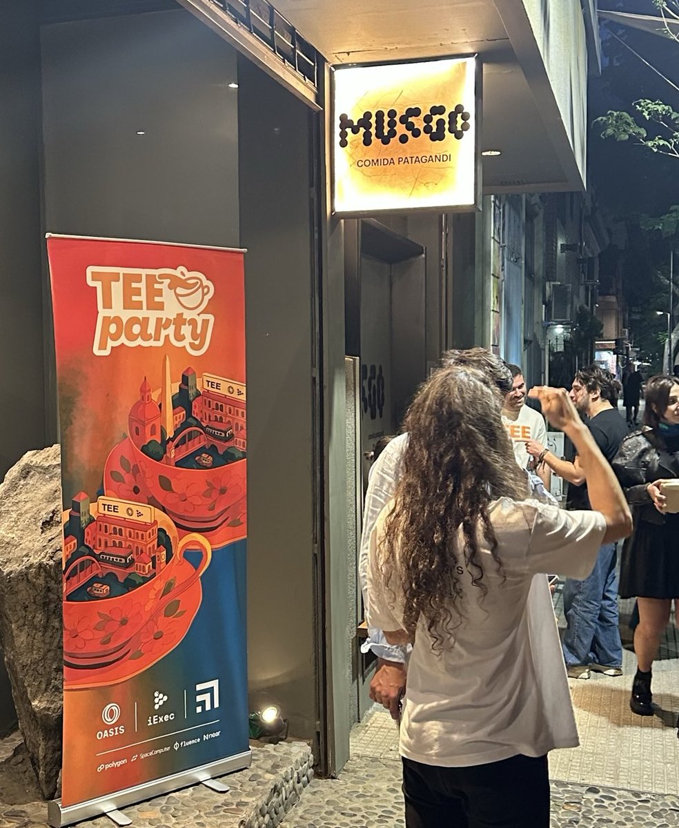 OasisProtocol's tweet image. What a week, Buenos Aires!

From our 500+ person Afternoon TEE Party, to 27 teams building with Oasis at ETHGlobal, to panels across Devconnect on trustless AI, privacy, and cryptography… the energy was real.

Huge thank you to everyone who showed up, shipped, and built.