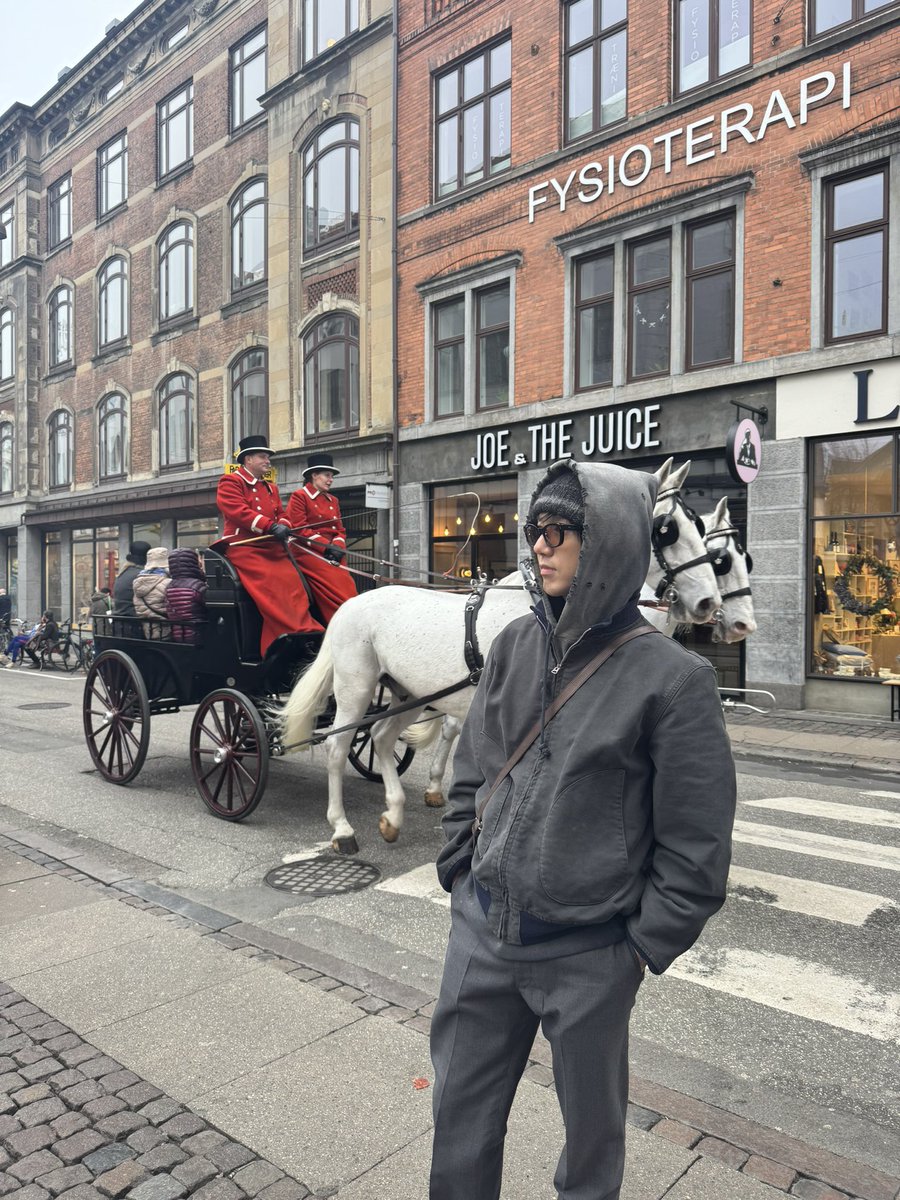 shfly3424's tweet image. Honestly, staying in that house after Mello left... I felt like the grief was going to completely consume me.
So I just up and left my routine.
The place I landed? It turned out to be just right.
It was perfect for both forgetting the sorrow and diving deep into the album work.…