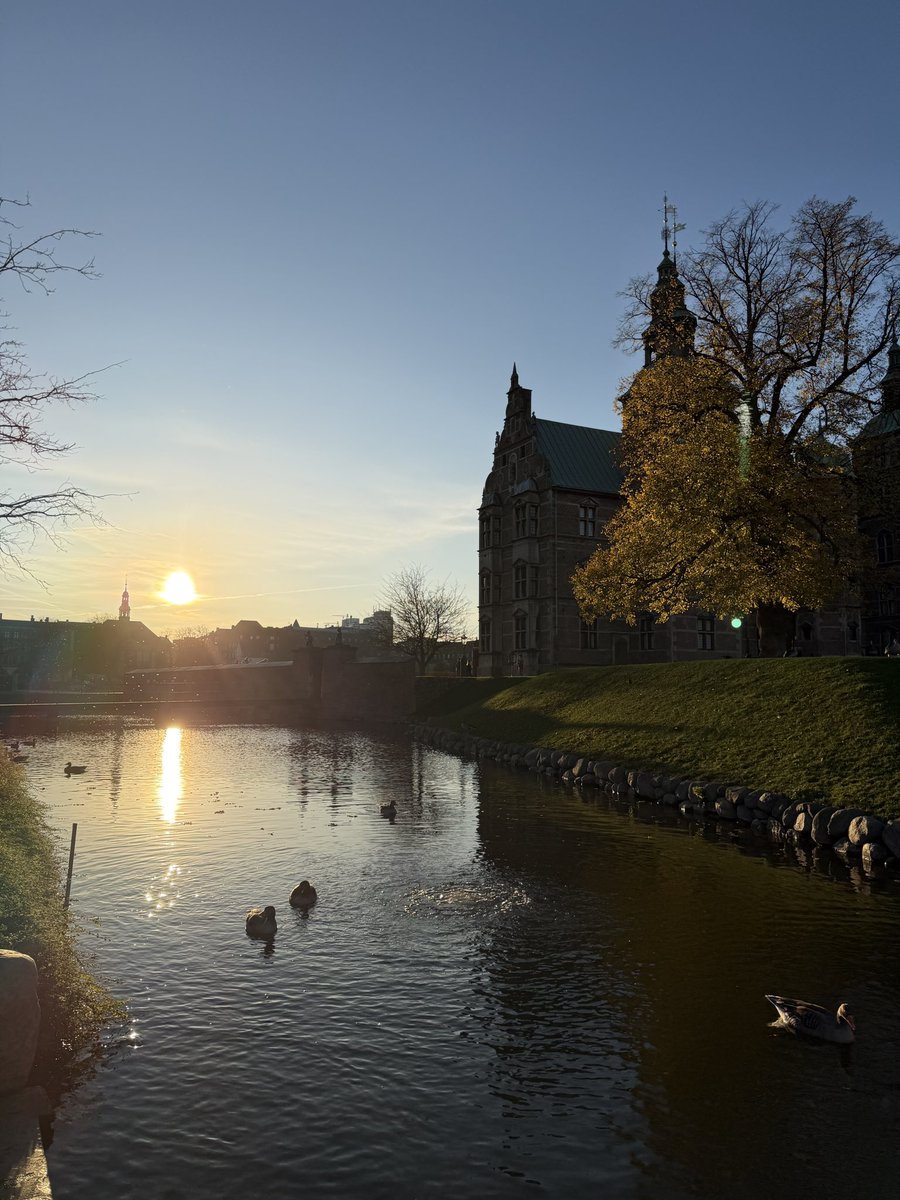 shfly3424's tweet image. Honestly, staying in that house after Mello left... I felt like the grief was going to completely consume me.
So I just up and left my routine.
The place I landed? It turned out to be just right.
It was perfect for both forgetting the sorrow and diving deep into the album work.…