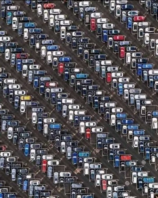 InferamAI's tweet photo. Car parking in Japan 👌 https://t.co/LZTPAlis9C