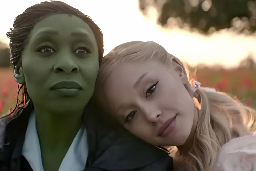 FilmUpdates's tweet image. Jon M. Chu says he refused to show Universal execs the final shot of &apos;WICKED: FOR GOOD’ so they don’t use it in the marketing campaign.

He also doesn’t know what Ariana Grande whispered in Cynthia Erivo&apos;s ear.

(businessinsider.com/wicked-for-goo…)