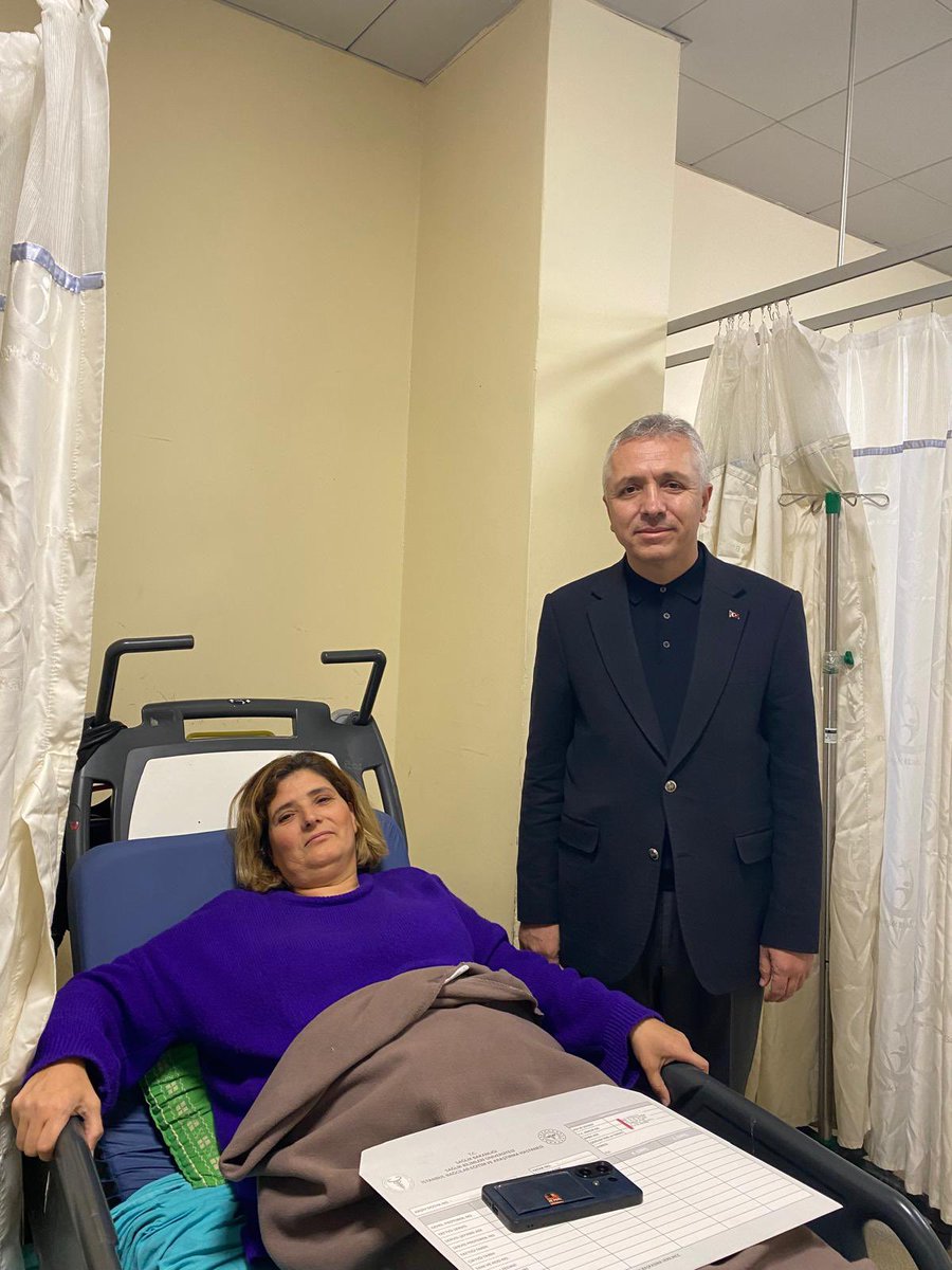 İlçe Başkan Yardımcımız Canan Altın Barbaros, Öğretmenler Günü vesilesiyle gerçekleştirdiği okul ziyaretleri sırasında yaşanan elim bir kaza sonucu ayağını kırmıştır. Kendisine geçmiş olsun dileklerimizi iletmek üzere hastanede ziyaret ettik.
Rabbim acil şifalar nasip etsin. En