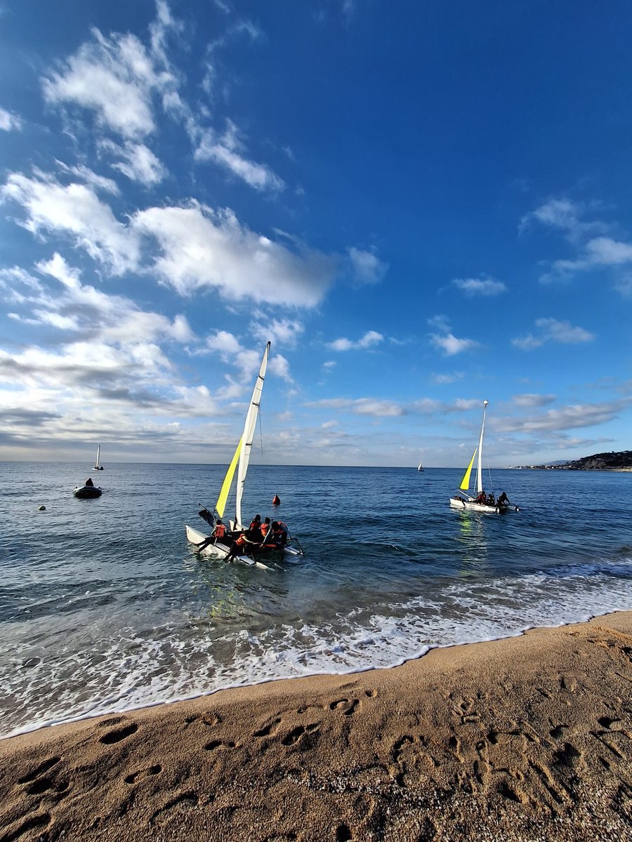Darreres sessions d'Esport Blau amb alumnat de 5è de les escoles d'Arenys.
#esportblau <a href="/cnarenys/">CNAM</a> <a href="/vela_cat/">Federació Catalana de Vela</a> <a href="/esportcat/">Esports</a> <a href="/educaciocat/">Educació</a> <a href="/radioarenys/">Ràdio Arenys</a>