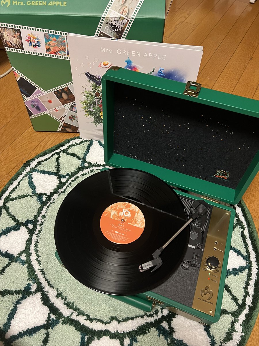 最高のクリスマスプレゼント届いた〜🎁 レコードプレーヤーなんて