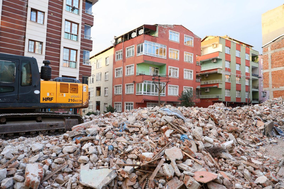Esenler’de kentsel dönüşüm sadece binaların yenilenmesi değil; bir şehrin yeniden nefes almasıdır.

Riskli yapılarımızı kaldırırken, yılların korkusunu ve belirsizliğini de geride bırakıyoruz. Kaldırdığımız her alan, kısa süre sonra çocuk sesleriyle dolacak parklara, nefes alan