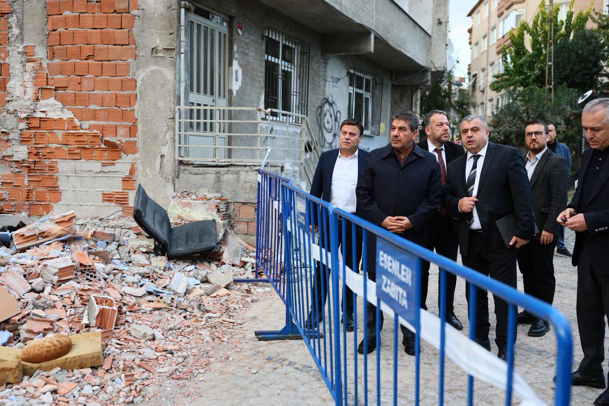tevfikgoksu's tweet photo. Esenler’de kentsel dönüşüm sadece binaların yenilenmesi değil; bir şehrin yeniden nefes almasıdır.

Riskli yapılarımızı kaldırırken, yılların korkusunu ve belirsizliğini de geride bırakıyoruz. Kaldırdığımız her alan, kısa süre sonra çocuk sesleriyle dolacak parklara, nefes alan yeşil alanlara dönüşüyor.