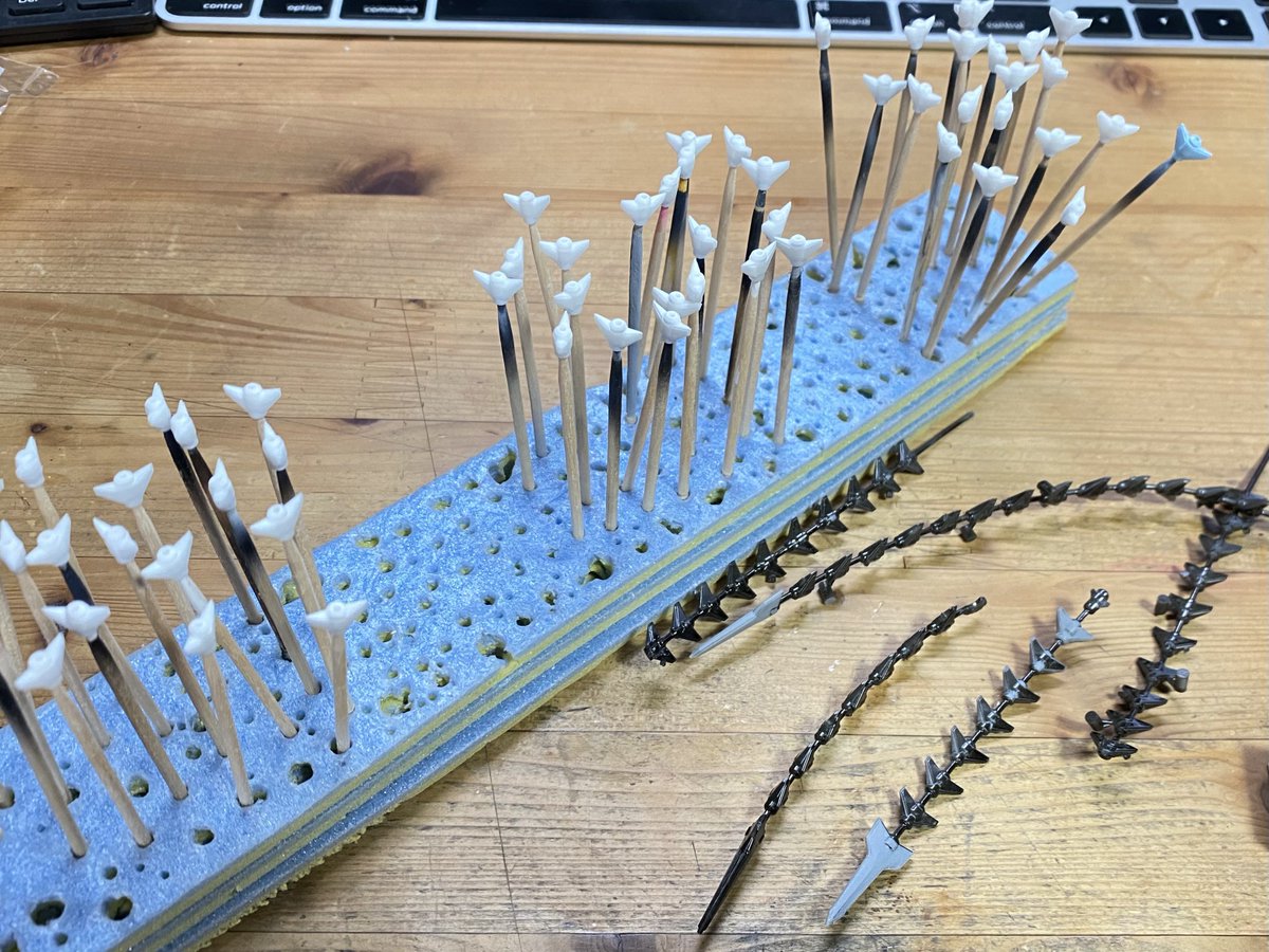 KASAKU_PoorWork's tweet image. アワトレ 破烈の人形

後頭部のスタビライザー、自作したは良いものの約60個を塗り分けかー💦
コレをアルミ線に通して可動式に

 #FSS_jp