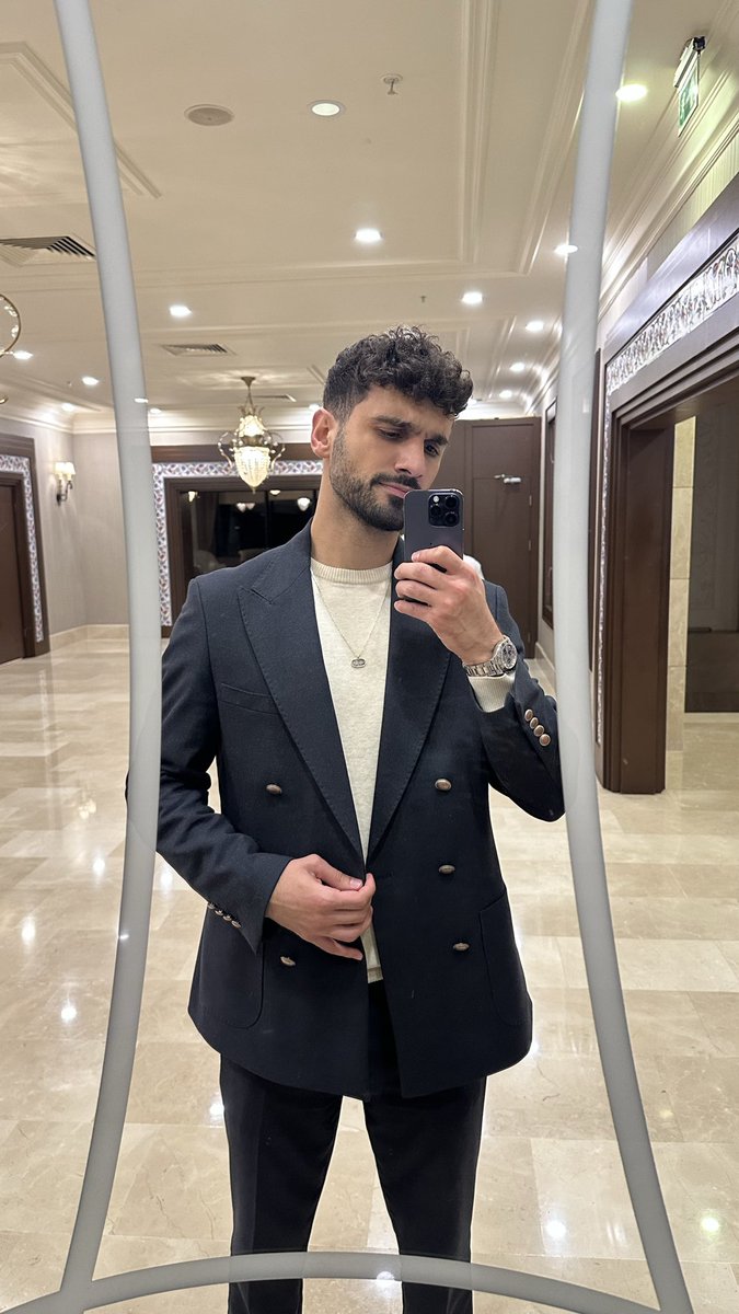 Keşke takım elbise dışında bir şey giyilmese.