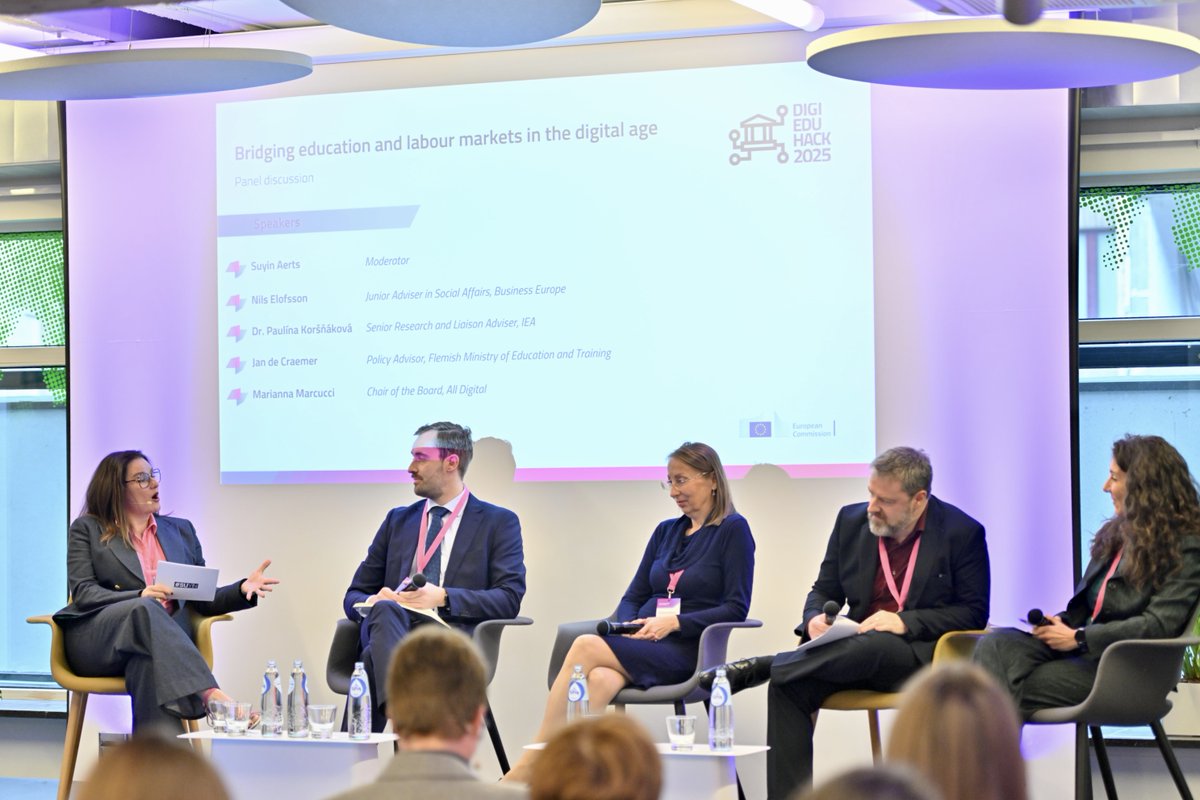 DigiEduHack's tweet image. #DigiEduHack Main Stage 2025 
First Panel Discussion: Bridging education and labour markets in the digital age
🔴 Join us live now: youtube.com/live/Hh7Bwzby4…