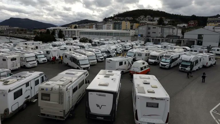 El ayuntamiento de #Ribadeo (Lugo) elaborará una ordenanza que regulará el estacionamiento de #autocaravanas...
lavozdegalicia.es/noticia/amarin…