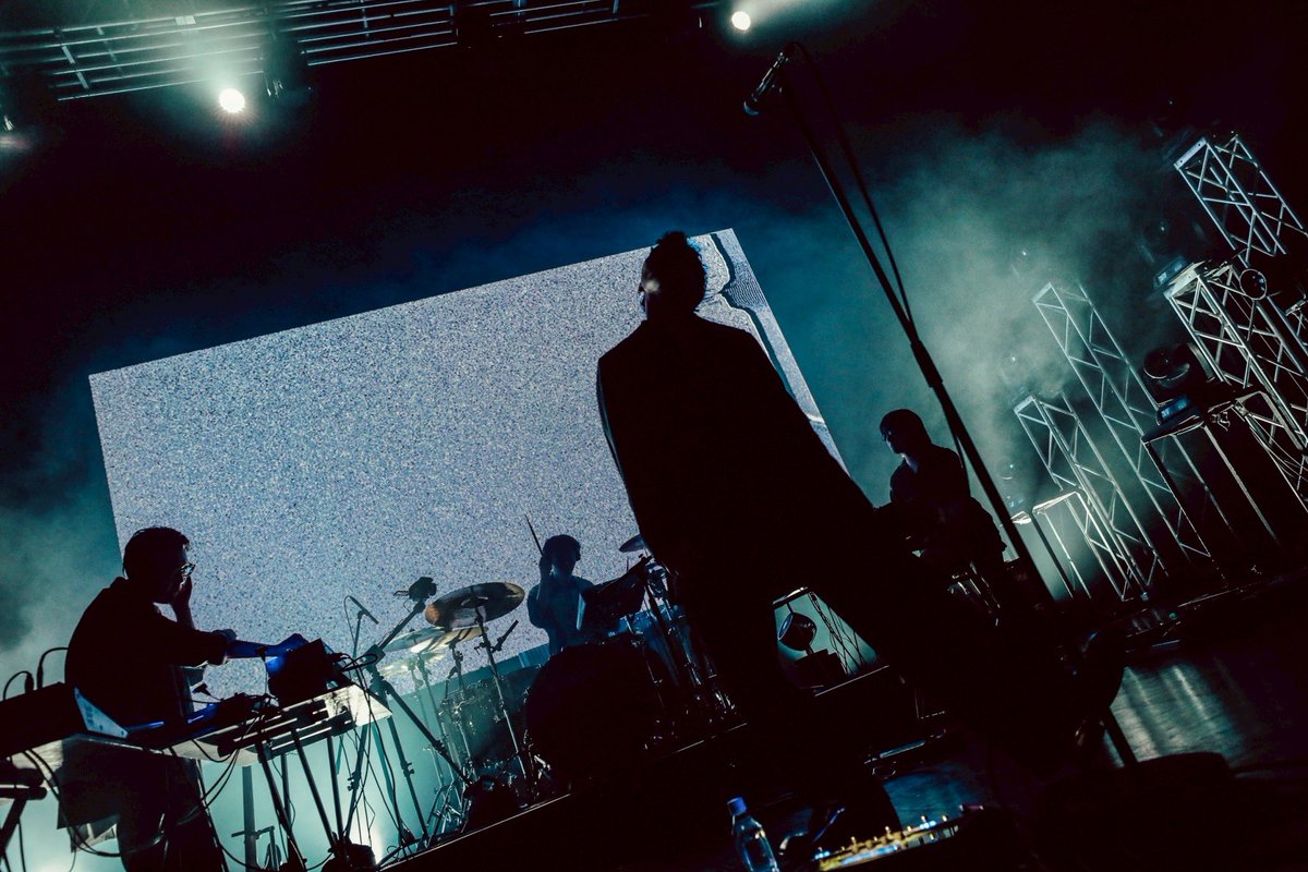 yahyel2015's tweet photo. 3月のツアーの先着受付が、明日から始まります。スペースシャワーTVのライブ&ドキュメンタリーも明日放送です。

我々といえば、OLD FLESH OLD BLOODを経て、メンバーとゆっくり静かに振り返る機会をもちました。その場限りという、音楽のあり方が、今一番見えてきているかも。

またすぐに。

yahyel TOUR 2026 “In Amber”
先着受付: 2025/11/26（火）21：00～12/7（日）23：59
https://t.co/xtImMIlQX0