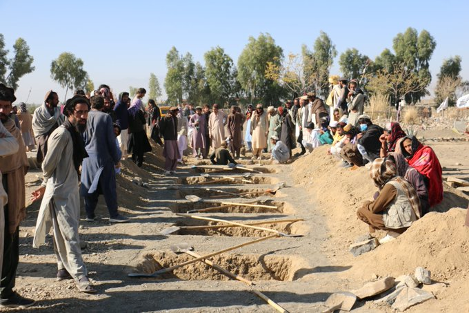 افغانستان کې د پاکستان لخوا بمبارۍ چې ماشومان،‌ ښځينه او بېګناه افغانان شهيدانوي په کلکو ټکو غندو،  شهيدانو ته جنتونه او ټپيانو ته د روغتيا هيله لرو.‌  
د پاکستان دغه ناوړه بمبارۍ ښيي چې پاکستان نور کلابند دى،‌ له کلابندى څخه د وتلو لپاره لکه اوبو وړى هر ځګ ته لاس اچوي.‌
#AFGvPAK