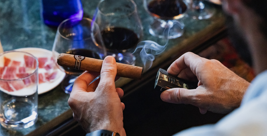 Vino, café, jamón ibérico, chocolate… Existen muchas opciones a la hora de maridar un habano, buscando la perfecta armonía de sabores y aromas. 🥃🔥 Si bien los elementos a maridad con nuestra vitola dependen de nuestros gustos, hay una serie de consideraciones que debemos tener