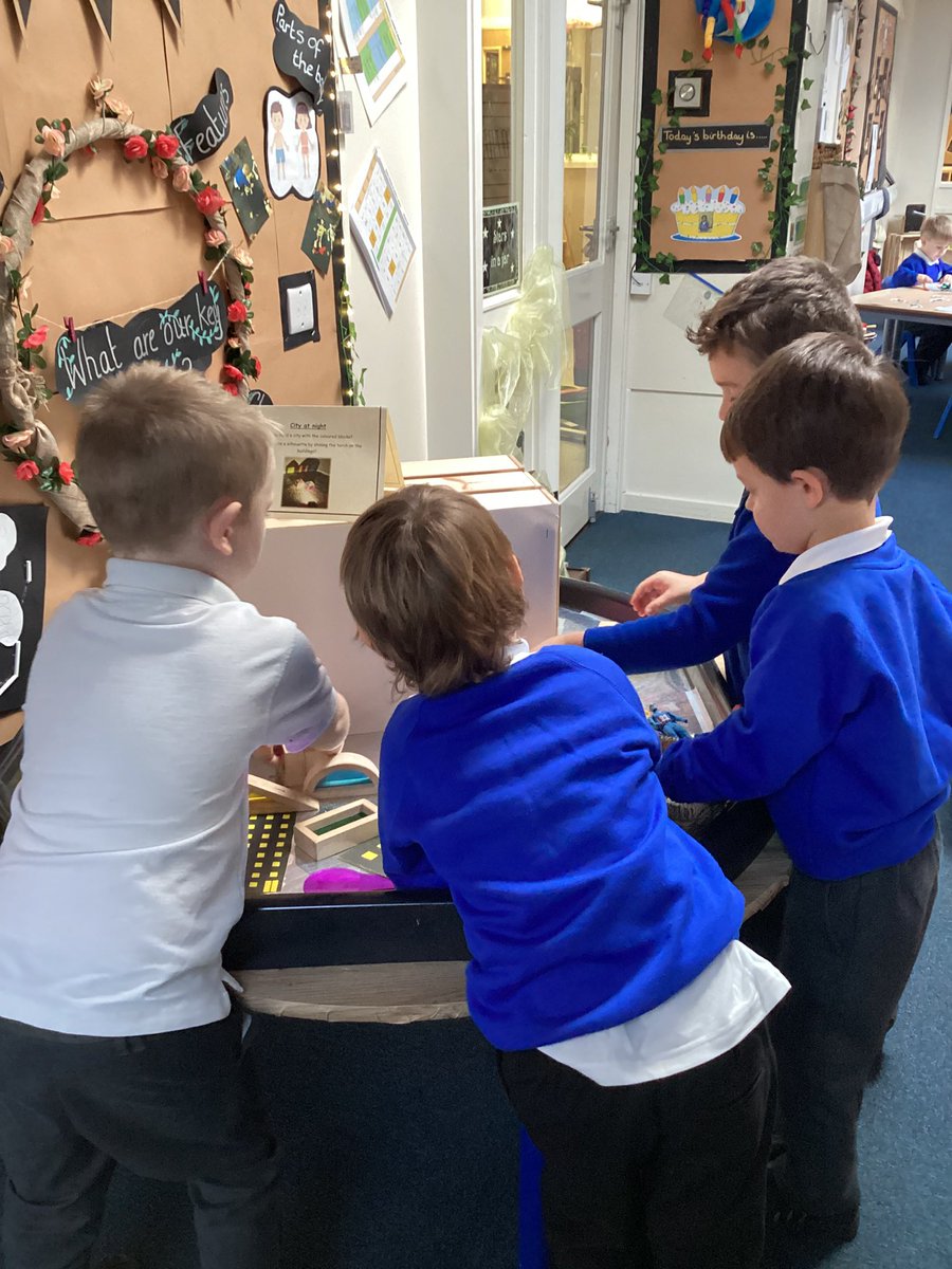 fsauckley1's tweet image. Building a city with the coloured blocks for our super heroes to save! #exploring #superheroes #eyfs