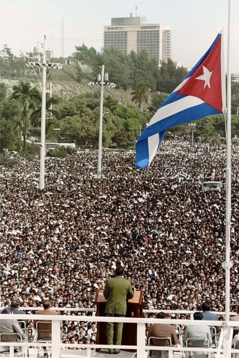 Fidel, conductor de la historia. 

#CienAñosConFidel