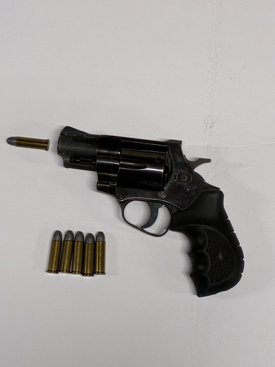 NYPD41Pct's tweet image. Another illegal firearm off our streets. After responding to a menacing job, our officers recovered an illegal firearm during a car stop, preventing the threat from escalating. Excellent work by our team for acting quickly and keeping our community safe. 

#NYPD #CommunityFirst