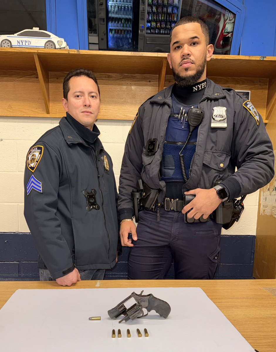NYPD41Pct's tweet image. Another illegal firearm off our streets. After responding to a menacing job, our officers recovered an illegal firearm during a car stop, preventing the threat from escalating. Excellent work by our team for acting quickly and keeping our community safe. 

#NYPD #CommunityFirst