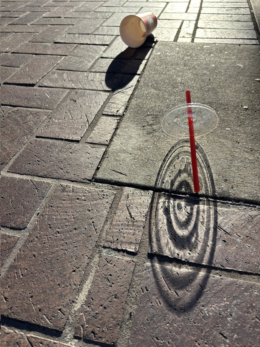 Good_Night_Pics's tweet photo. Los Angeles 
10.11.2025
#LosAngeles #TRASH #rubbish #shadow #streetcamera #StreetSnap #streetphotography #streetphotographer https://t.co/c7w8RSuAi3