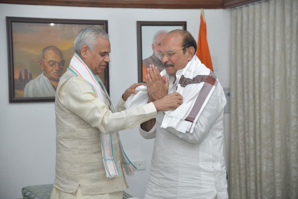 idpyadav's tweet image. गुजरात के महामहिम राज्यपाल आचार्य देवव्रत जी से मुलाकात हुई । उन्होंने शॉल ओढ़ाकर मेरा सम्मान दिया । इसी के  साथ उनसे  उन्नत प्रजाति की गायों के संबंध मैं विचार विमर्श विमर्श भी हुआ ।
.
.
#dpyadav