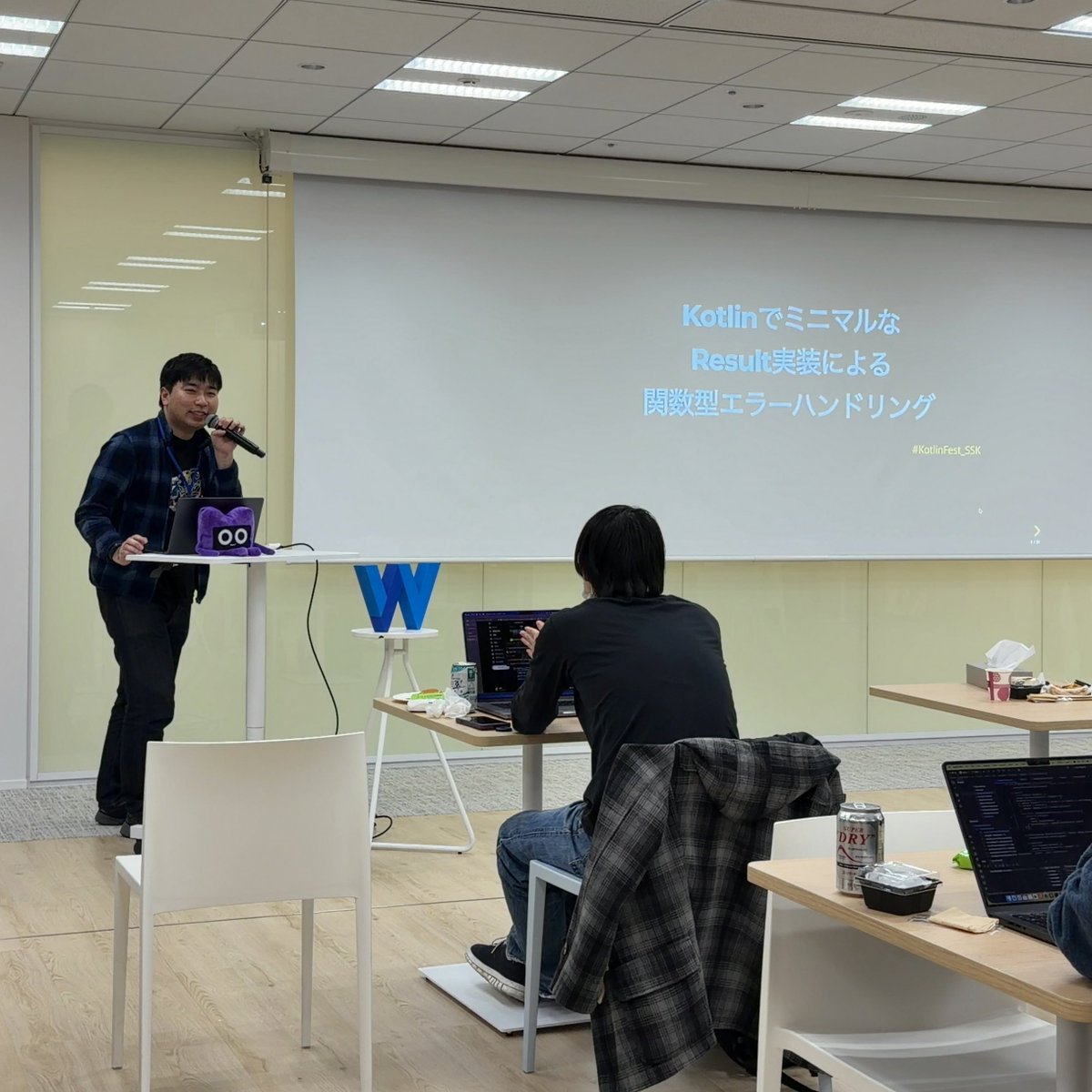 odashoDotCom's tweet image. .@lagenorhynque さんのセッションはいつも実践的なイメージある(´Д` ) #KotlinFest_SSK