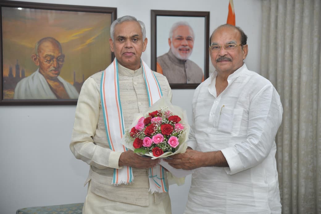 idpyadav's tweet image. गुजरात के महामहिम राज्यपाल आचार्य देवव्रत जी से मुलाकात हुई । उन्होंने शॉल ओढ़ाकर मेरा सम्मान दिया । इसी के  साथ उनसे  उन्नत प्रजाति की गायों के संबंध मैं विचार विमर्श विमर्श भी हुआ ।
.
.
#dpyadav