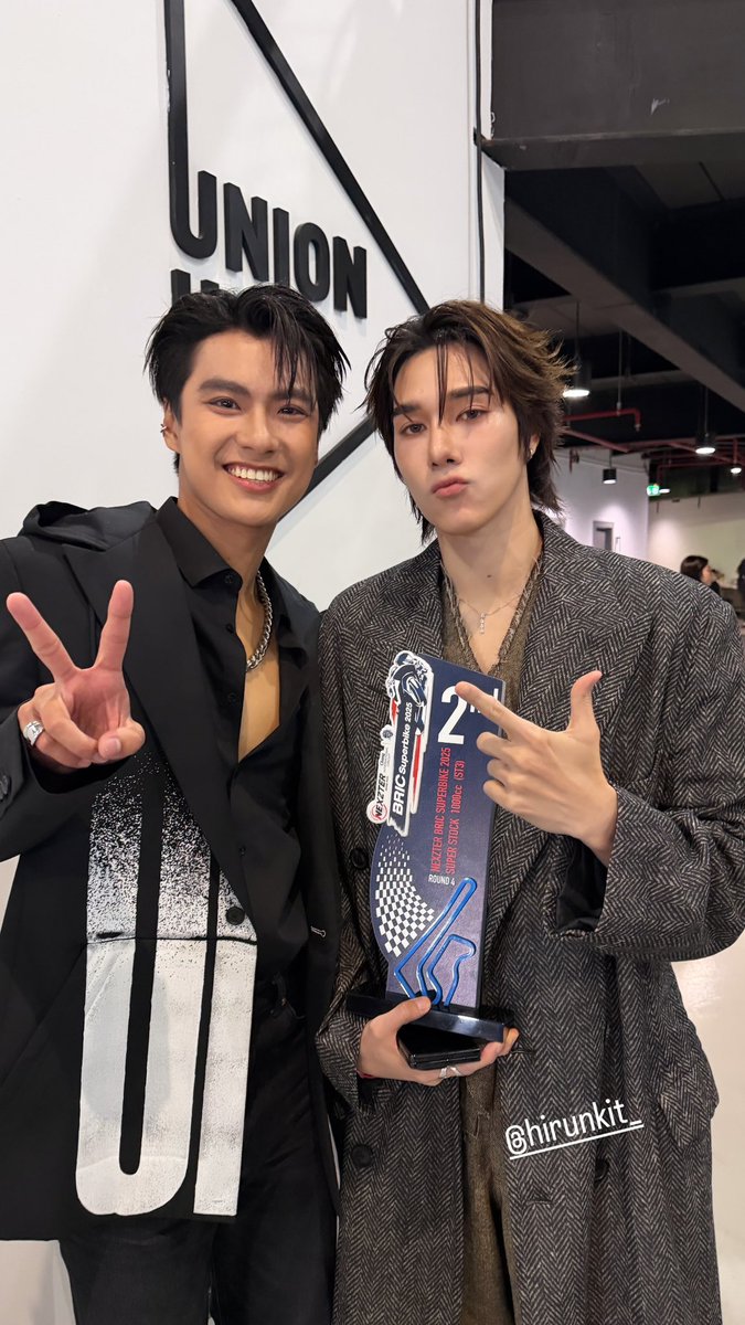 KyuniesBoyMikey's tweet image. ohmpawat IG story
ohm lets nani hold the trophy🥹🥺

#GMMTV2026
#hirunkit_ @Hirunkit_