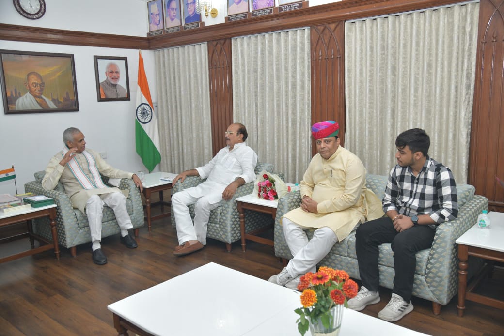 idpyadav's tweet image. गुजरात के महामहिम राज्यपाल आचार्य देवव्रत जी से मुलाकात हुई । उन्होंने शॉल ओढ़ाकर मेरा सम्मान दिया । इसी के  साथ उनसे  उन्नत प्रजाति की गायों के संबंध मैं विचार विमर्श विमर्श भी हुआ ।
.
.
#dpyadav