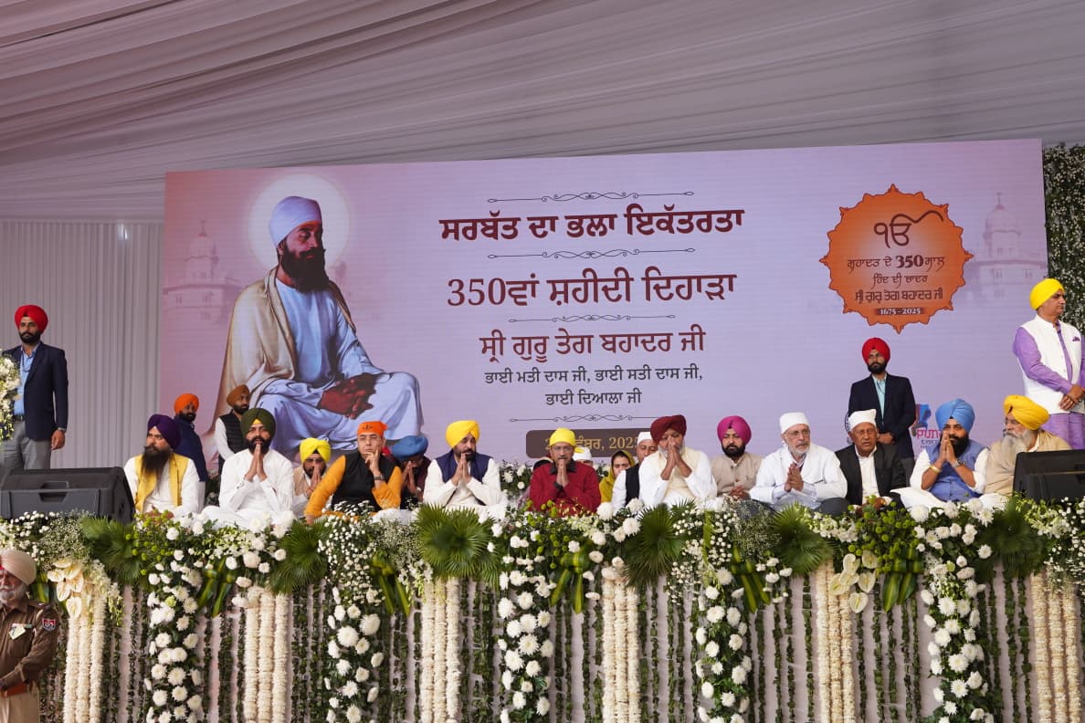 ArvindKejriwal's tweet image. श्री आनंदपुर साहिब में श्री गुरु तेग बहादुर साहिब जी की 350वीं शहीदी शताब्दी को समर्पित समागम के समापन समारोह में उपस्थित होना मेरे लिए अनंत सौभाग्य का क्षण था।

इस पवित्र धरती पर आकर जो आध्यात्मिक शांति, ऊर्जा और आलौकिक अनुभूति प्राप्त हुई, उसे शब्दों में व्यक्त करना संभव ही…